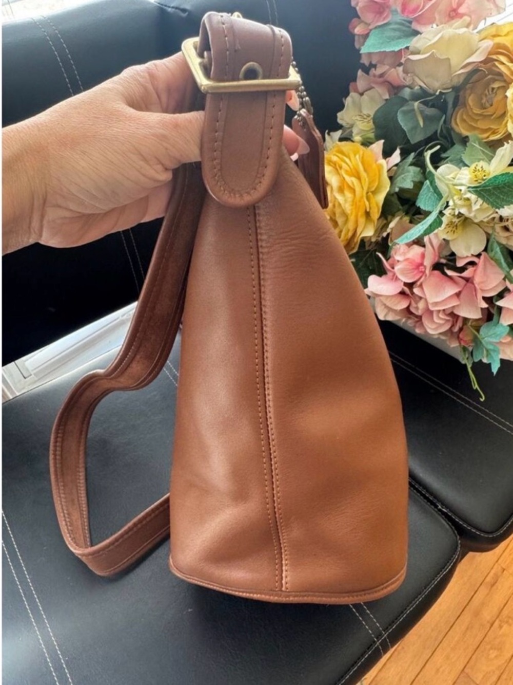 Vintage COACH Helen 9953 British Tan Leather Duffle Feed Sac - Picture 6 of 10